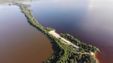 Drone videosu. Doğal manzara. İki rezervuar arasında dar uzun kumlu ada.