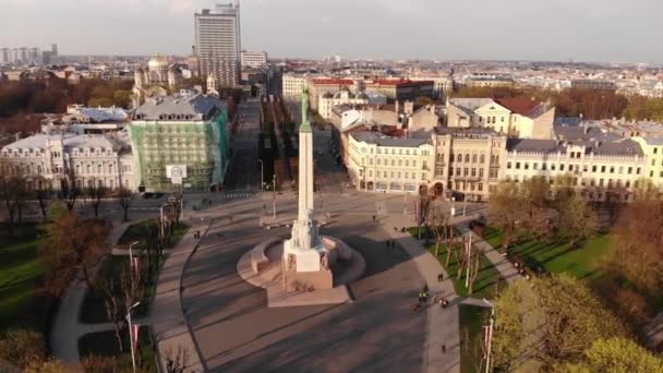 Letecký Pohled Sochu Svobody Rize Náměstí Nezávislosti Lotyšsko — Stock video