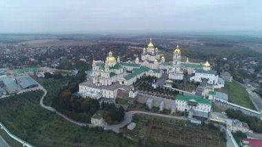 Havadan görünüm. Pochaiv Manastırı. Ukrayna'nın en büyük ikinci erkek manastırı. 4k.