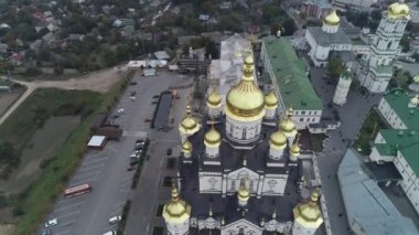 Havadan görünüm. Pochaiv Manastırı. Ukrayna'nın en büyük ikinci erkek manastırı. 4k.