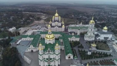 Havadan görünüm. Pochaiv Manastırı. Ukrayna'nın en büyük ikinci erkek manastırı. 4k.