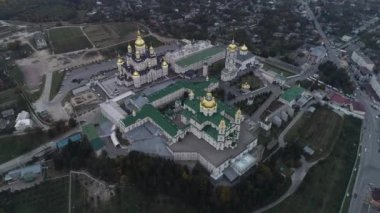 Havadan görünüm. Pochaiv Manastırı. Ukrayna'nın en büyük ikinci erkek manastırı. 4k.