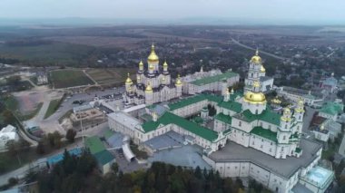 Havadan görünüm. Pochaiv Manastırı. Ukrayna'nın en büyük ikinci erkek manastırı. 4k.