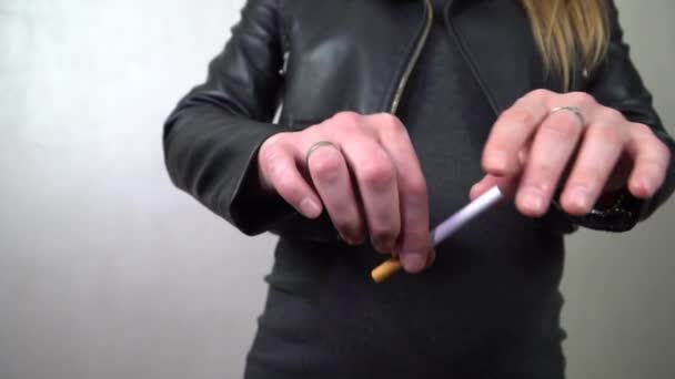 Slow Motion Zwangere Vrouw Opgeven Slechte Gewoonte Breekt Een Sigaret — Stockvideo