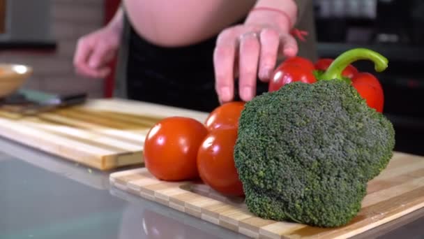Kobieta Ciąży Tnie Warzywa Drewnianej Płycie Kuchni — Wideo stockowe
