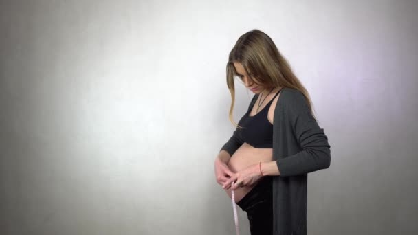 Mulher Bonita Medindo Sua Barriga Por Fita Métrica — Vídeo de Stock