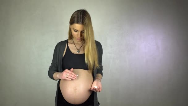 Gravid Kvinna Med Grädde Och Gnugga Magen Närbild — Stockvideo