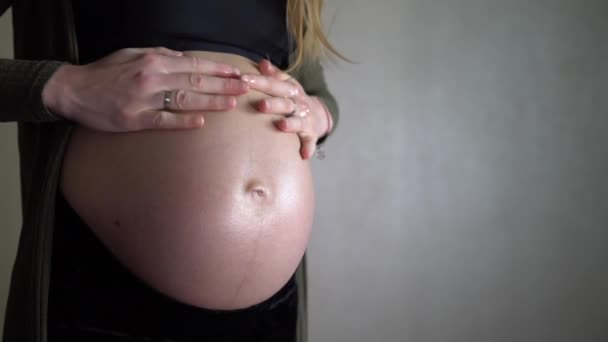 Αργή Κίνηση Έγκυος Γυναίκα Που Χρησιμοποιεί Λοσιόν Λαδιού Και Τρίβει — Αρχείο Βίντεο