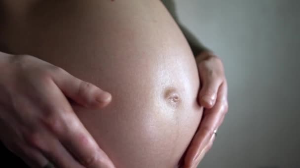 Slow Motion Zwangere Vrouw Met Olie Lotion Wrijven Buik Close — Stockvideo