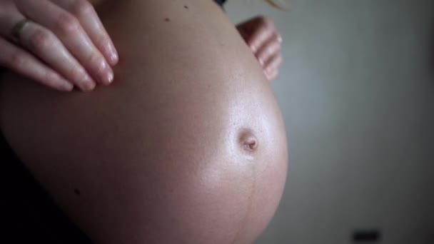 Gros Plan Femme Enceinte Utilisant Lotion Huile Ventre Frottant — Video