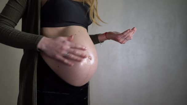 Close Zwangere Vrouw Met Olie Lotion Wrijven Buik — Stockvideo