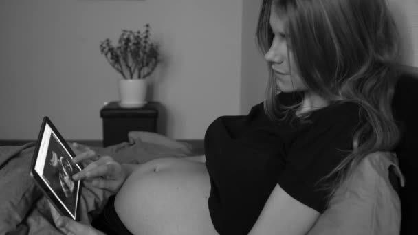 Беременная Женщина Смотрит Ультразвуковое Фото Планшетном Компьютере — стоковое видео