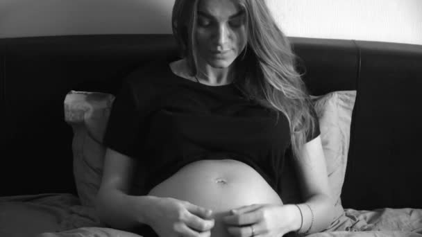 Schwangere Bett Berührt Ihren Bauch — Stockvideo