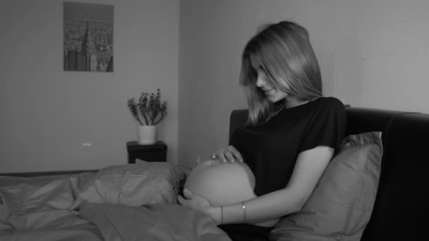 Беременная Женщина Постели Трогает Живот — стоковое видео
