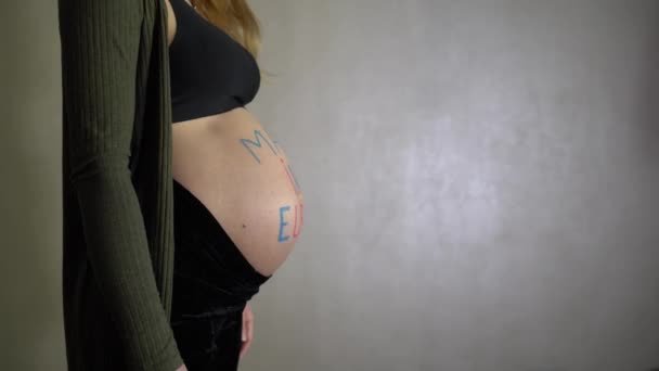 Mulher Grávida Com Uma Inscrição Feita Europa Sua Barriga — Vídeo de Stock