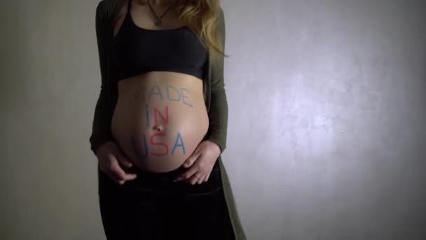 Беременная Женщина Танцует Надписью Сделанной Сша Животе — стоковое видео