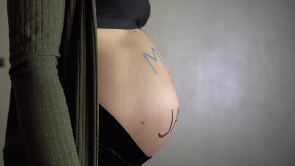 Mujer Embarazada Gira Con Una Inscripción Hecha Japón Vientre — Vídeo de stock