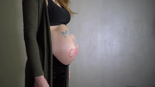 Mulher Grávida Gira Com Uma Inscrição Feita Canadá Sua Barriga — Vídeo de Stock