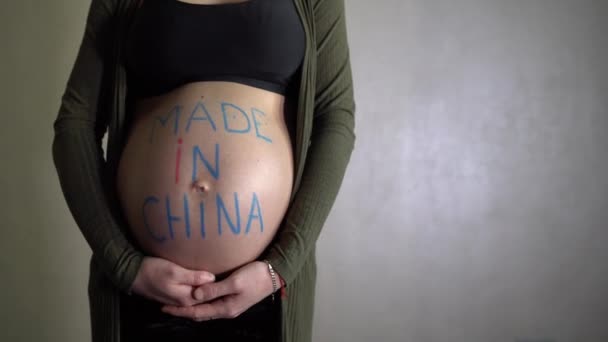 Беременная Женщина Вращается Надписью Сделанной Китае Животе — стоковое видео