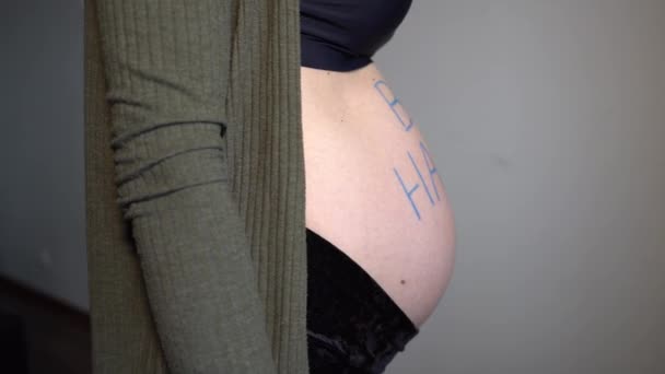 Μια Έγκυος Γυναίκα Επιγραφή Είναι Ευτυχισμένη Στην Κοιλιά Της — Αρχείο Βίντεο