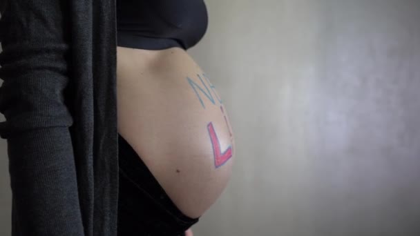 Femme Enceinte Avec Une Inscription Nouvelle Vie Sur Ventre — Video