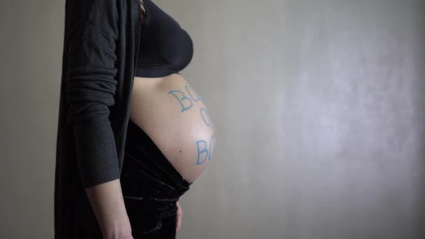 Schwangere Mit Einem Baby Bord Auf Dem Bauch — Stockvideo