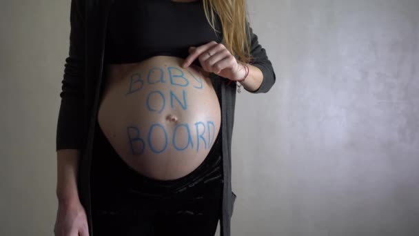 Gravid Kvinna Med Inskription Baby Ombord Magen — Stockvideo