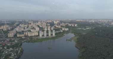 Havadan görünüm. Günbatımı. Kiev şehrinpitoresk sınırı, Ukrayna. 4k.