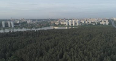 Havadan görünüm. Günbatımı. Kiev şehrinpitoresk sınırı, Ukrayna. 4k.