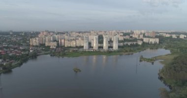 Havadan görünüm. Günbatımı. Kiev şehrinpitoresk sınırı, Ukrayna. 4k.