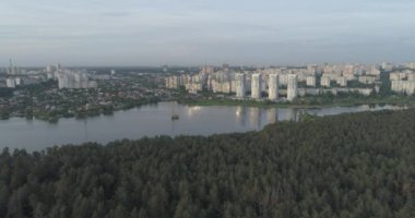 Havadan görünüm. Günbatımı. Kiev şehrinpitoresk sınırı, Ukrayna. 4k.