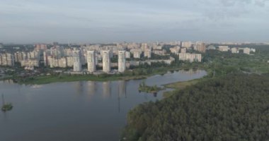 Havadan görünüm. Günbatımı. Kiev şehrinpitoresk sınırı, Ukrayna. 4k.