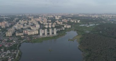 Havadan görünüm. Günbatımı. Kiev şehrinpitoresk sınırı, Ukrayna. 4k.