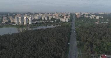 Havadan görünüm. Günbatımı. Kiev şehrinpitoresk sınırı, Ukrayna. 4k.