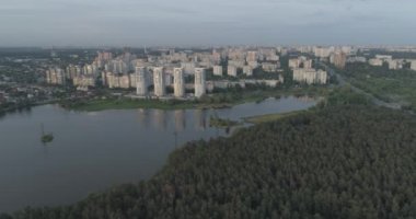 Havadan görünüm. Günbatımı. Kiev şehrinpitoresk sınırı, Ukrayna. 4k.
