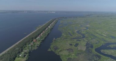 Havadan görünüm. Büyük bir baraj. Drone nehir, göller ve bataklık üzerinde uçar. 4k