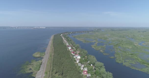 巨大的水坝无人机飞过河流 湖泊和沼泽 — 图库视频影像