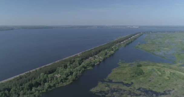 Luftaufnahme Riesiger Damm Drohne Fliegt Über Fluss Seen Und Sümpfe — Stockvideo