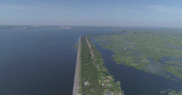 Luftaufnahme Riesiger Damm Drohne Fliegt Über Fluss Seen Und Sümpfe — Stockvideo