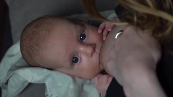 母乳喂哺年轻母亲给男婴喂奶的衣服 — 图库视频影像