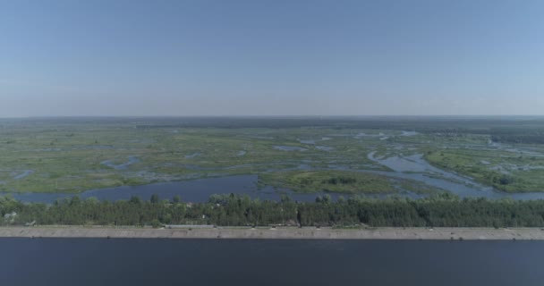 Luftaufnahme Riesiger Damm Drohne Fliegt Über Fluss Seen Und Sümpfe — Stockvideo