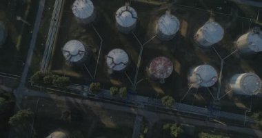 Havadan görünüm. Petrol ve yakıt tankı çiftliği. Yakıt depolama istasyonu. Endüstriyel tesis. 4k