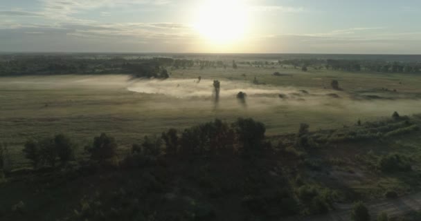 Letecký Pohled Ranní Mlha Slunce Zvedá Nad Zamlženým Krajinou — Stock video