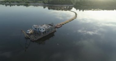 Hava görüntüleri. Drone, çentikli Nehir kumu için makine yakınında uçar. 4k.