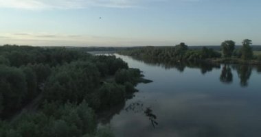 Hava drone görüntüleri. Nehirde gündoğumu. Sabah erkenden. 4k.