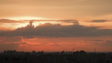 Kiev 'de Sunset 'te bulutlar zaman atlamalı shot. 4k