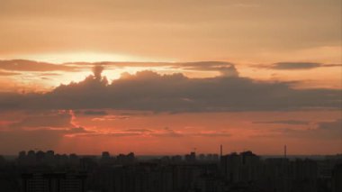 Kiev 'de Sunset 'te bulutlar zaman atlamalı shot. 4k