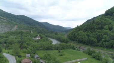 Hava drone görünümü. Karpat Dağları üzerinde uçuş. 4k.
