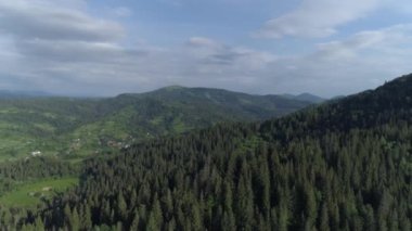 Hava drone görünümü. Karpat Dağları üzerinde uçuş. 4k.