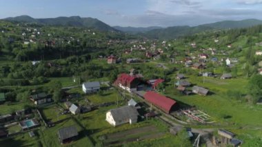 Hava drone görünümü. Karpat Dağları 'nda köy üzerinde uçuş. 4k.
